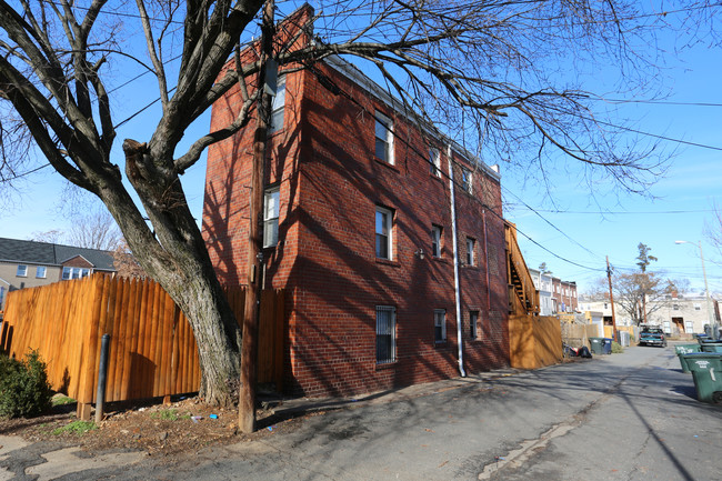 Mantra Flats in Washington, DC - Building Photo - Building Photo