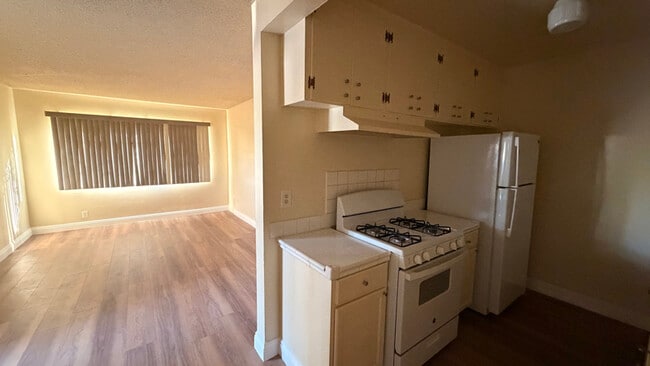 1433 W 84th Pl in Los Angeles, CA - Foto de edificio - Building Photo