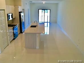 7825 NW 104th Ave in Doral, FL - Building Photo