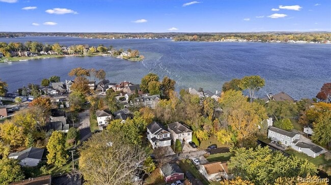 2136 Brock St in Keego Harbor, MI - Foto de edificio - Building Photo