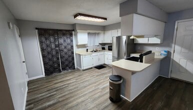 906 W Lucas St in Clarksville, AR - Building Photo - Building Photo