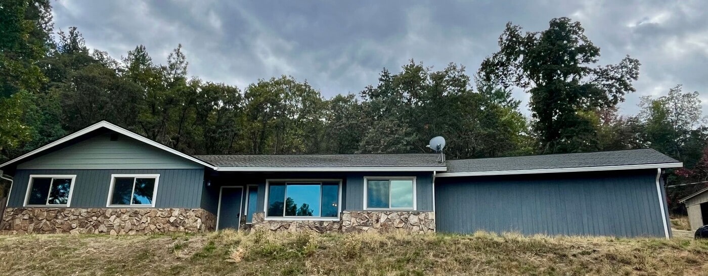 6517 Pioneer Rd in Medford, OR - Foto de edificio