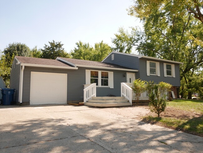 8945 Mariposa Dr