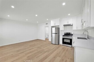 13018 Valleyheart Dr, Unit 4 in Los Angeles, CA - Building Photo - Building Photo