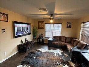 940 E Guadalupe St in La Grange, TX - Building Photo - Building Photo