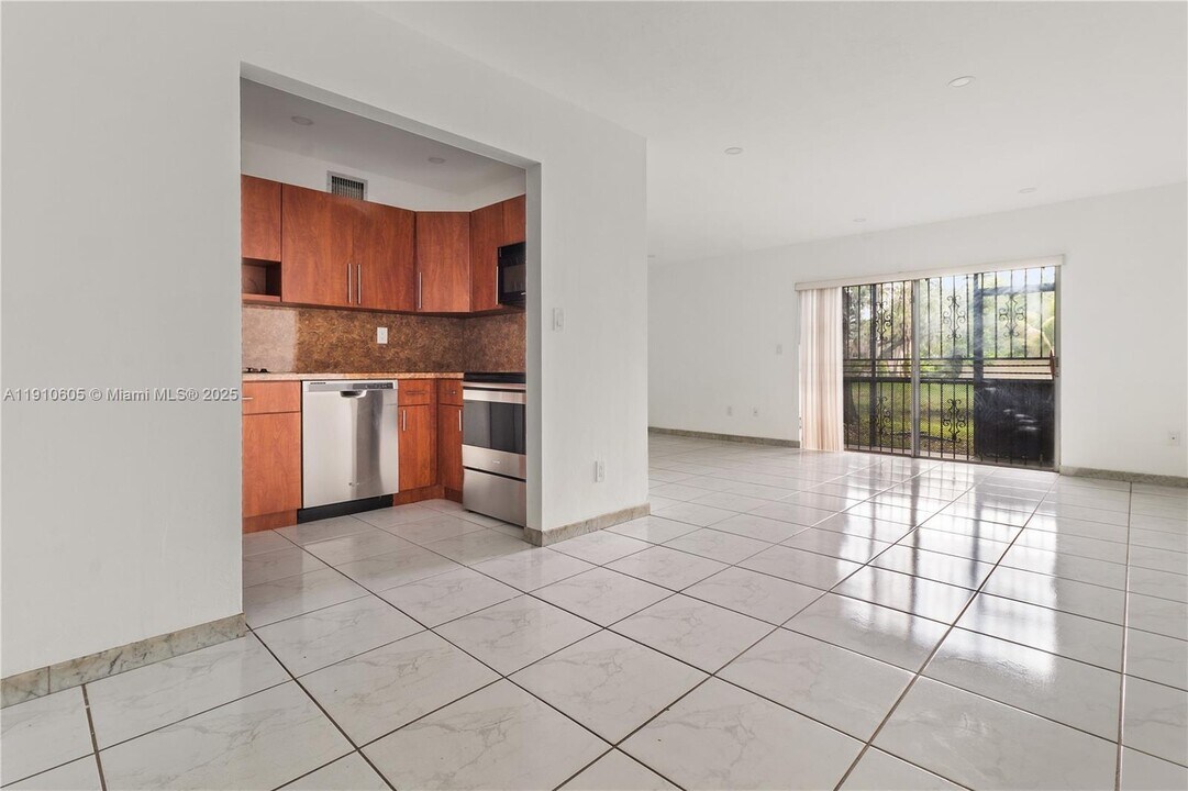 10353 N Kendall Dr in Miami, FL - Building Photo