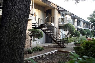 10232 Regal Oaks Dr in Dallas, TX - Building Photo - Building Photo