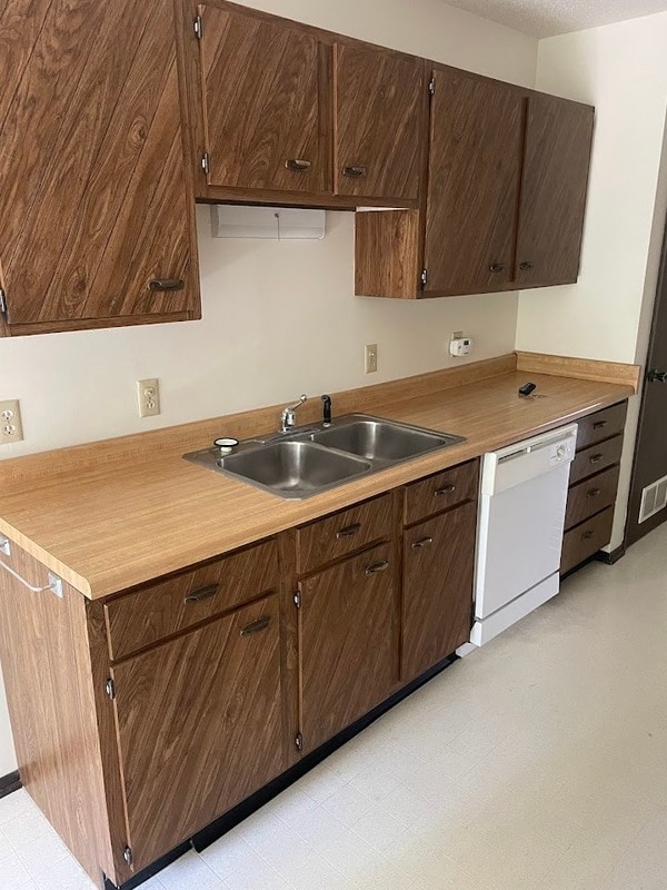 512 Breezy Point Dr in Clinton, IA - Building Photo - Building Photo