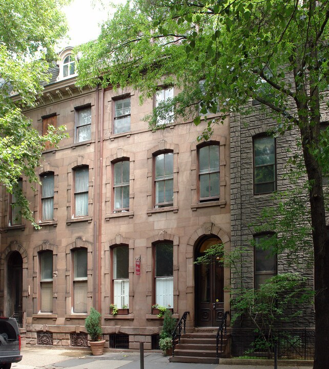 2011 Spruce St in Philadelphia, PA - Building Photo