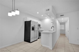 4601 Bayshore Dr in Naples, FL - Foto de edificio - Building Photo