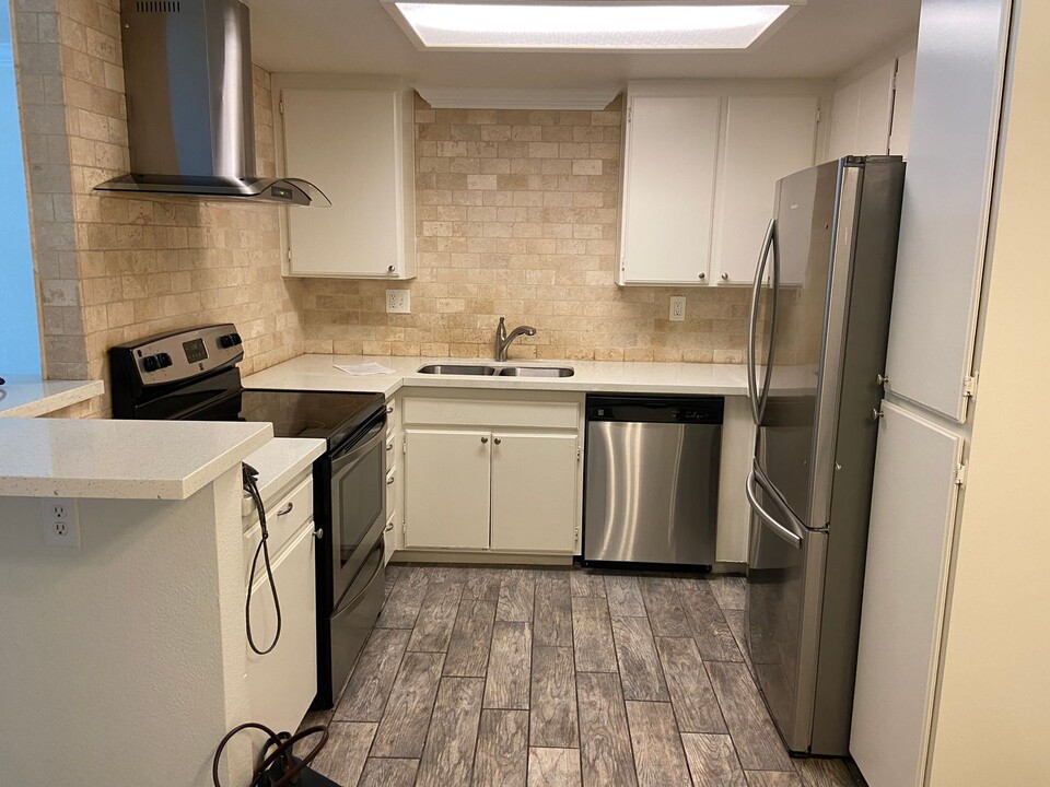 204 Woodland Pkwy in San Marcos, CA - Foto de edificio