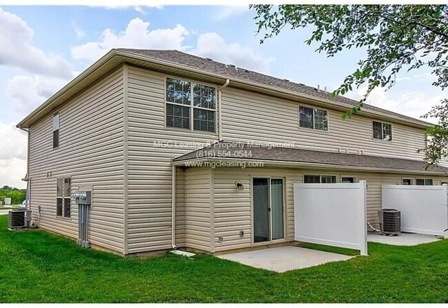 2202 SW Suncatcher Rd in Lee's Summit, MO - Foto de edificio - Building Photo
