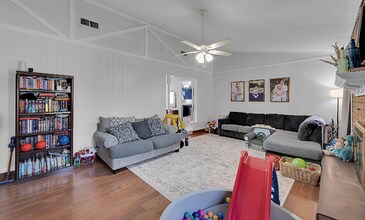 400 Patricia Dr in Hewitt, TX - Foto de edificio - Building Photo