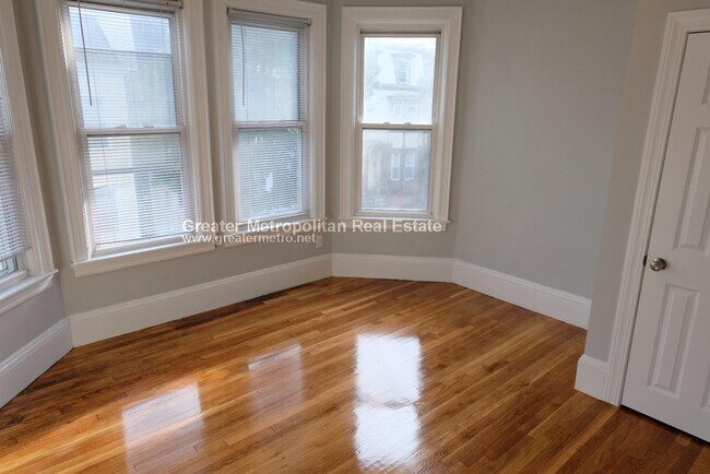 549 E 8th St, Unit 3 in Boston, MA - Foto de edificio - Building Photo