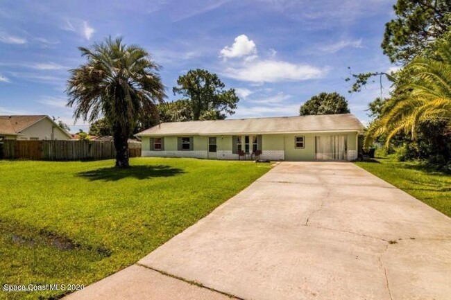 property at 986 Jettie St NE