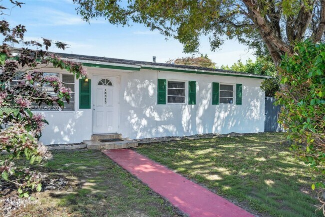 10325 SW 149th St in Miami, FL - Foto de edificio - Building Photo