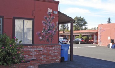 Las Flores Apartments in Santa Rosa, CA - Building Photo - Building Photo