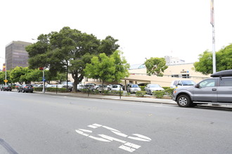 Essex at Central Park in San Mateo, CA - Foto de edificio - Building Photo