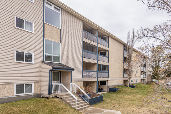 Millwoods Place Condominiums in Edmonton, AB - Building Photo - Building Photo