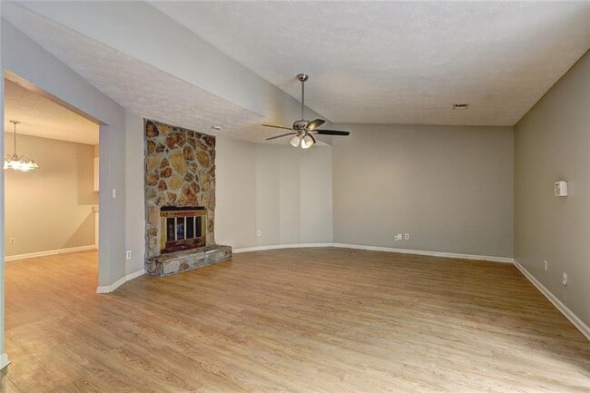 2389 Old Rex Morrow Rd in Ellenwood, GA - Foto de edificio - Building Photo