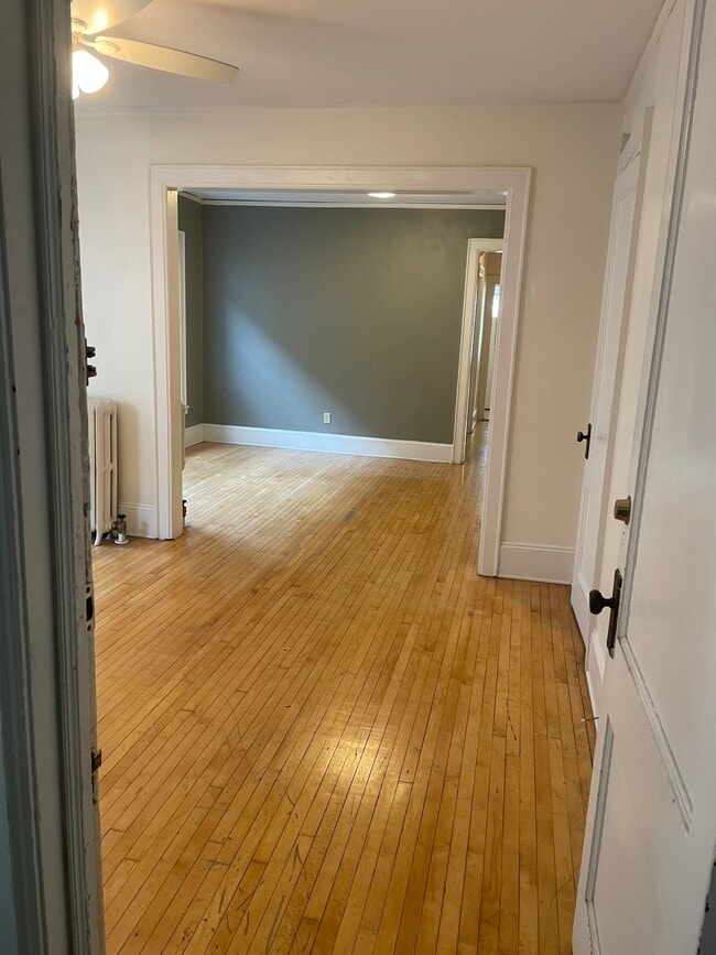 1228 E Brady St, Unit B in Milwaukee, WI - Foto de edificio - Building Photo