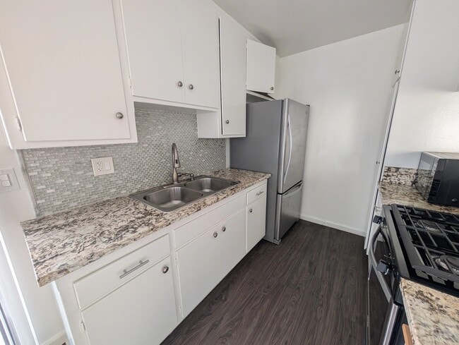 12716 Venice Blvd., Unit 5 in Los Angeles, CA - Foto de edificio - Building Photo