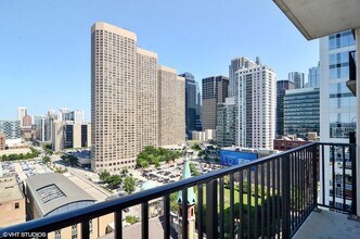 210 S Desplaines St, Unit 1407 in Chicago, IL - Building Photo - Building Photo