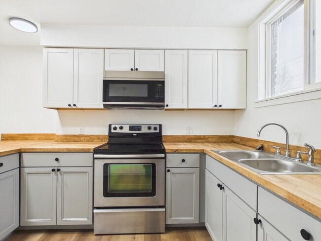 829 17th Ave in Fairbanks, AK - Building Photo - Building Photo