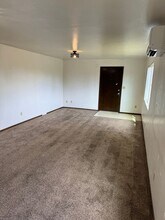 285 E 11th Ave in Junction City, OR - Building Photo - Building Photo