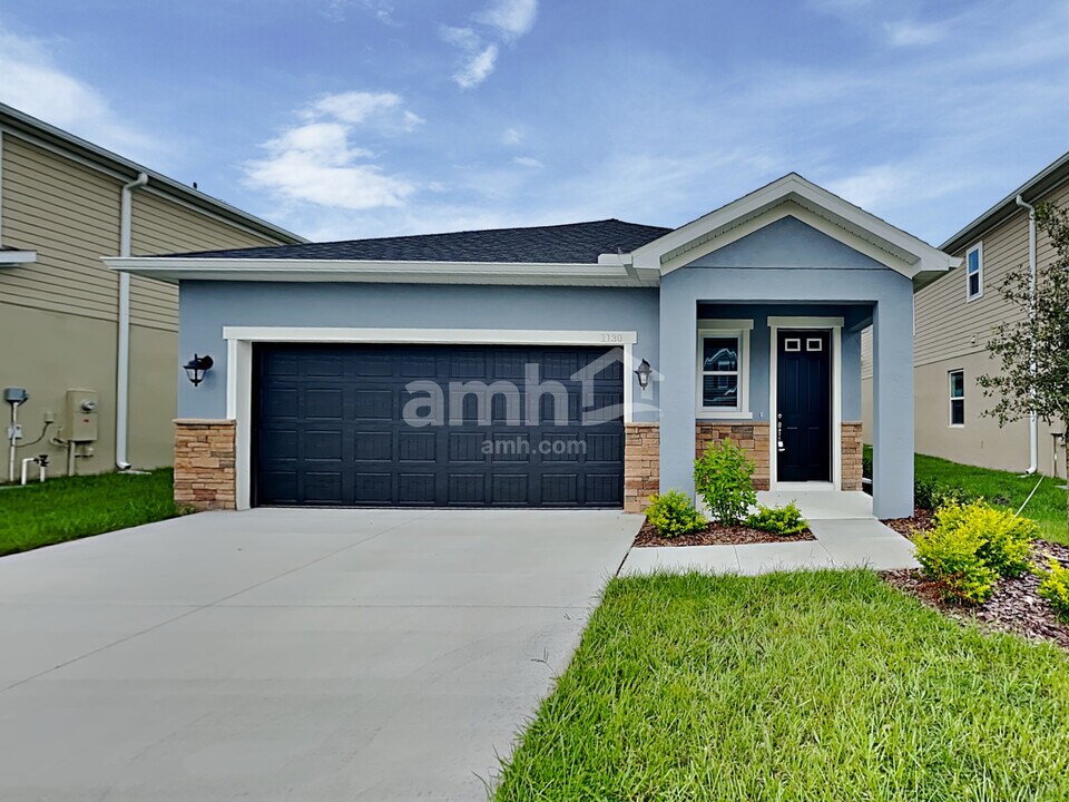 1130 Walden Pond Dr in Plant City, FL - Building Photo