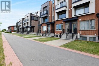 816 Mikinak Rd in Ottawa, ON - Building Photo - Building Photo