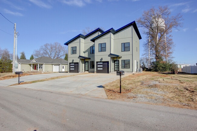 102 Rosenwald St in Trenton, KY - Building Photo - Building Photo