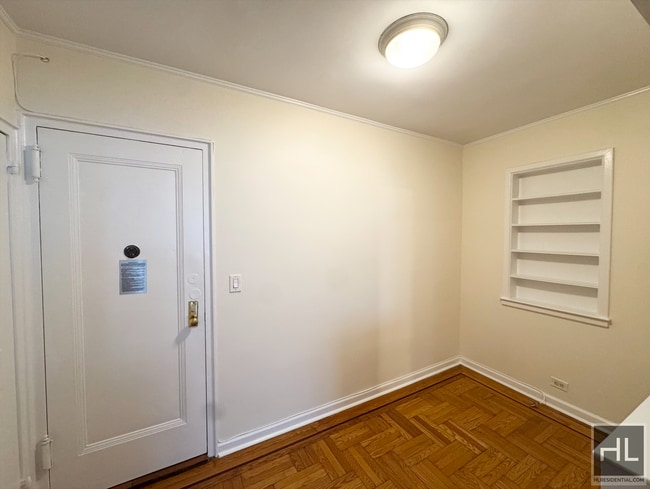 124 E 24th St