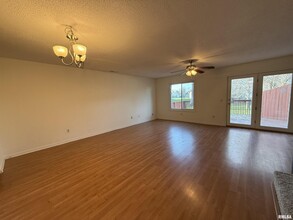 305 Wintergreen Dr in Chatham, IL - Building Photo - Building Photo