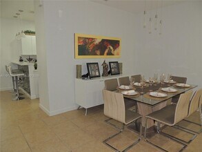 11301 NW 88th Ter in Doral, FL - Building Photo - Building Photo