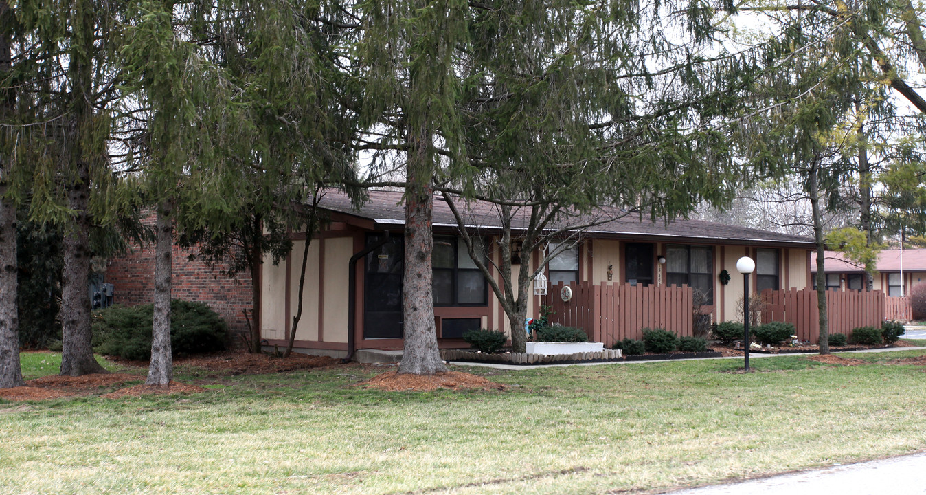 Pinewood Village Apartments in Indianapolis, IN - Foto de edificio