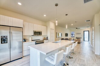 7831 NW 104th Ave in Doral, FL - Building Photo - Building Photo