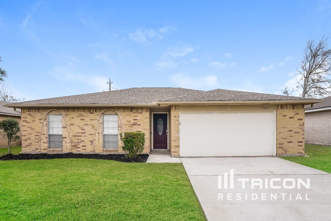 7047 Rockergate Dr in Missouri City, TX - Building Photo