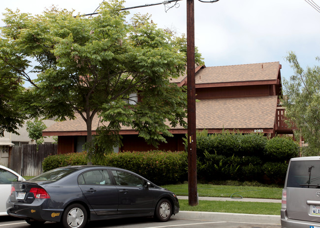 2053 E Appleton St in Long Beach, CA - Foto de edificio - Building Photo