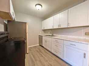 32 Woodpecker Ridge Rd in Tonka Bay, MN - Building Photo - Building Photo