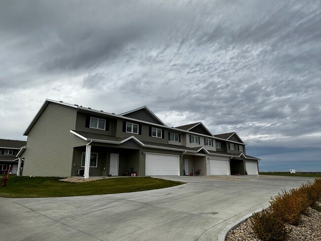 5661 Niagara Drive in Bismarck, ND - Building Photo - Building Photo