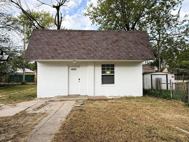 property at 1023 S Millwood Ave