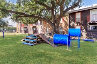 6 Eleven Lamar Apartments in Arlington, TX - Foto de edificio - Building Photo