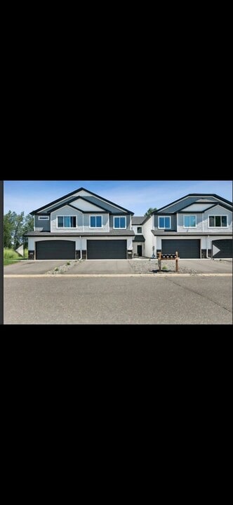 2124 Cleveland Ln S in Cambridge, MN - Foto de edificio