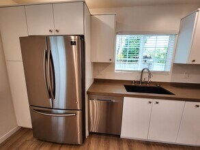 14203 Burton St in Panorama City, CA - Foto de edificio - Building Photo