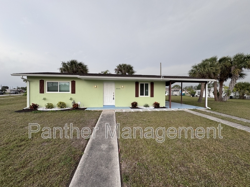 22374 Lasalle Rd in Port Charlotte, FL - Foto de edificio