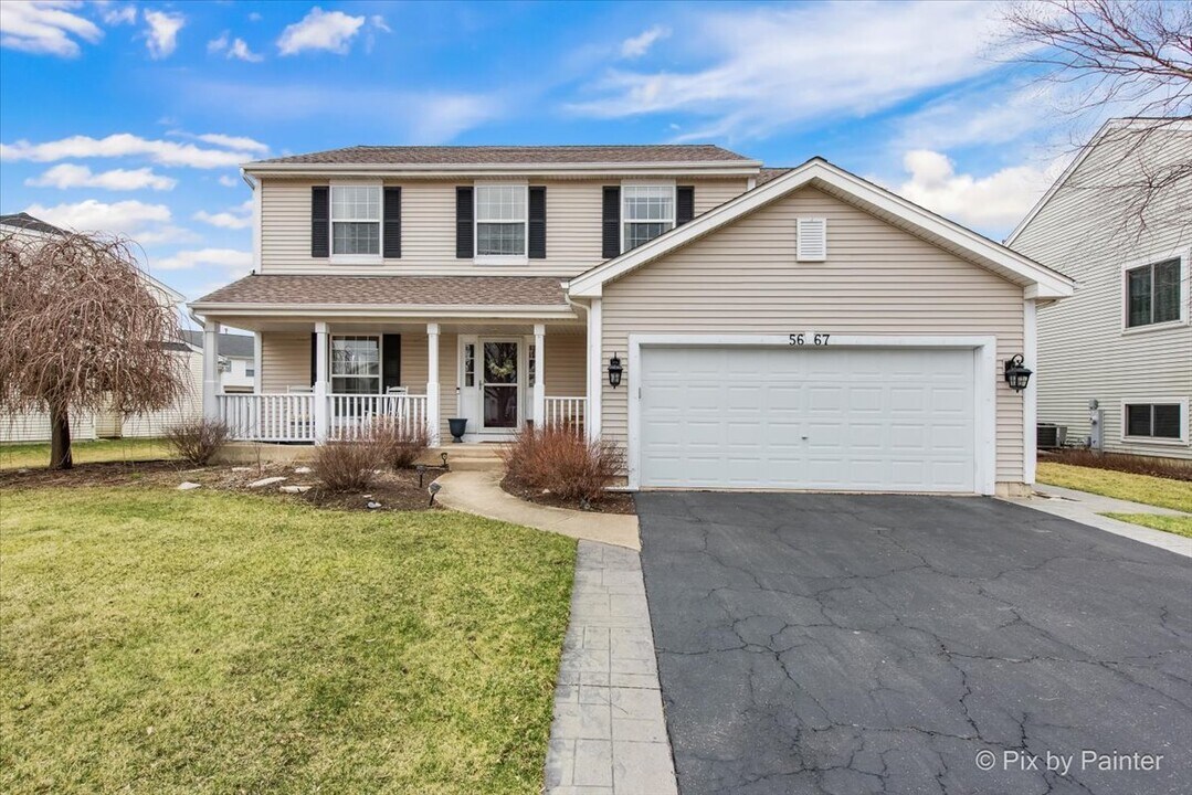 5667 McKenzie Dr in Lake In The Hills, IL - Building Photo