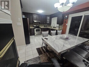 276 Pressed Brick Dr in Brampton, ON - Building Photo - Building Photo