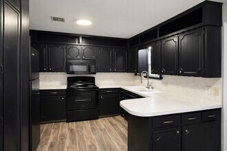 7112 NW 45th St in Bethany, OK - Building Photo - Building Photo