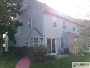 153 Susan Ct in Kendall Park, NJ - Building Photo - Building Photo